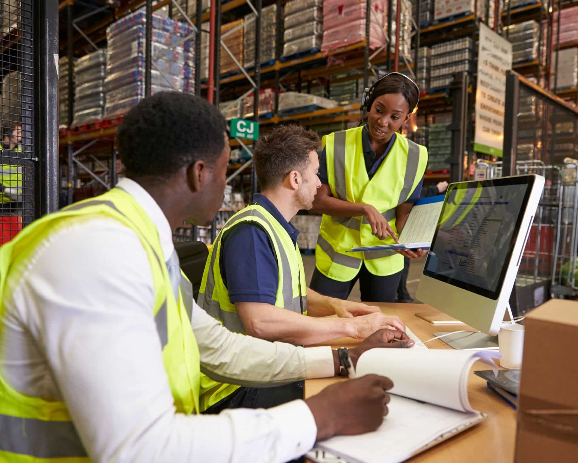 Un dirigeant et des salariés discutant des conditions de travail sur le terrain pour piloter le DUERP en TPE/PME.