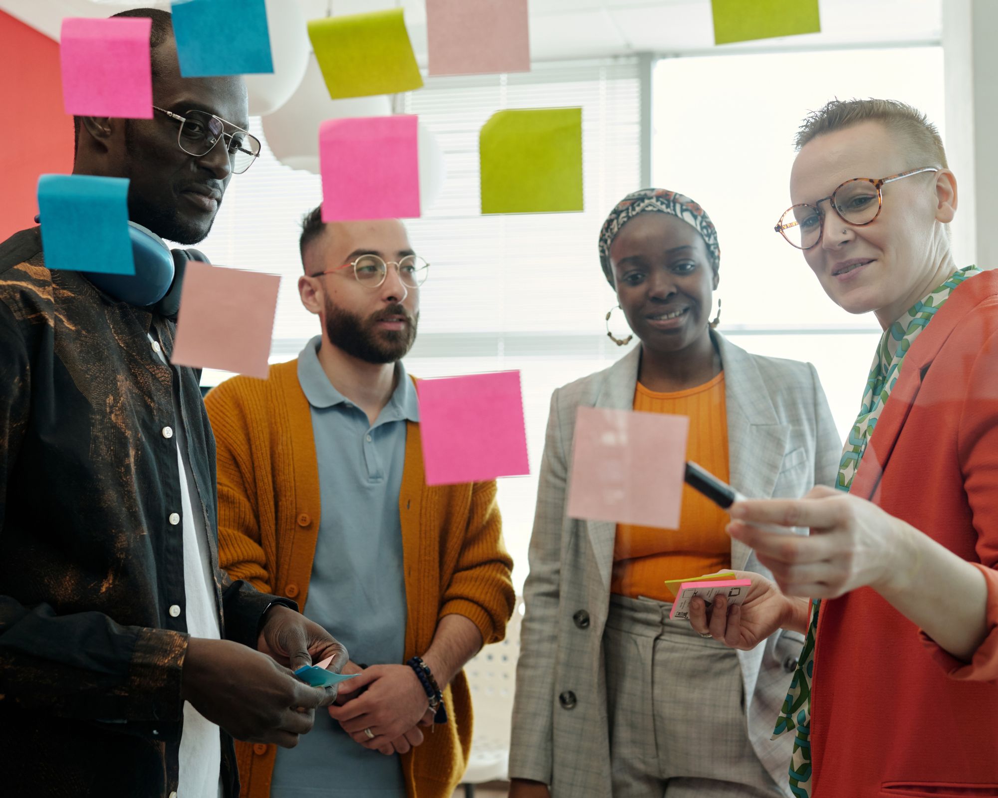 Une équipe de collaborateurs lors d'une réunion positive illustrant l'utilisation du DUERP comme outil de management.