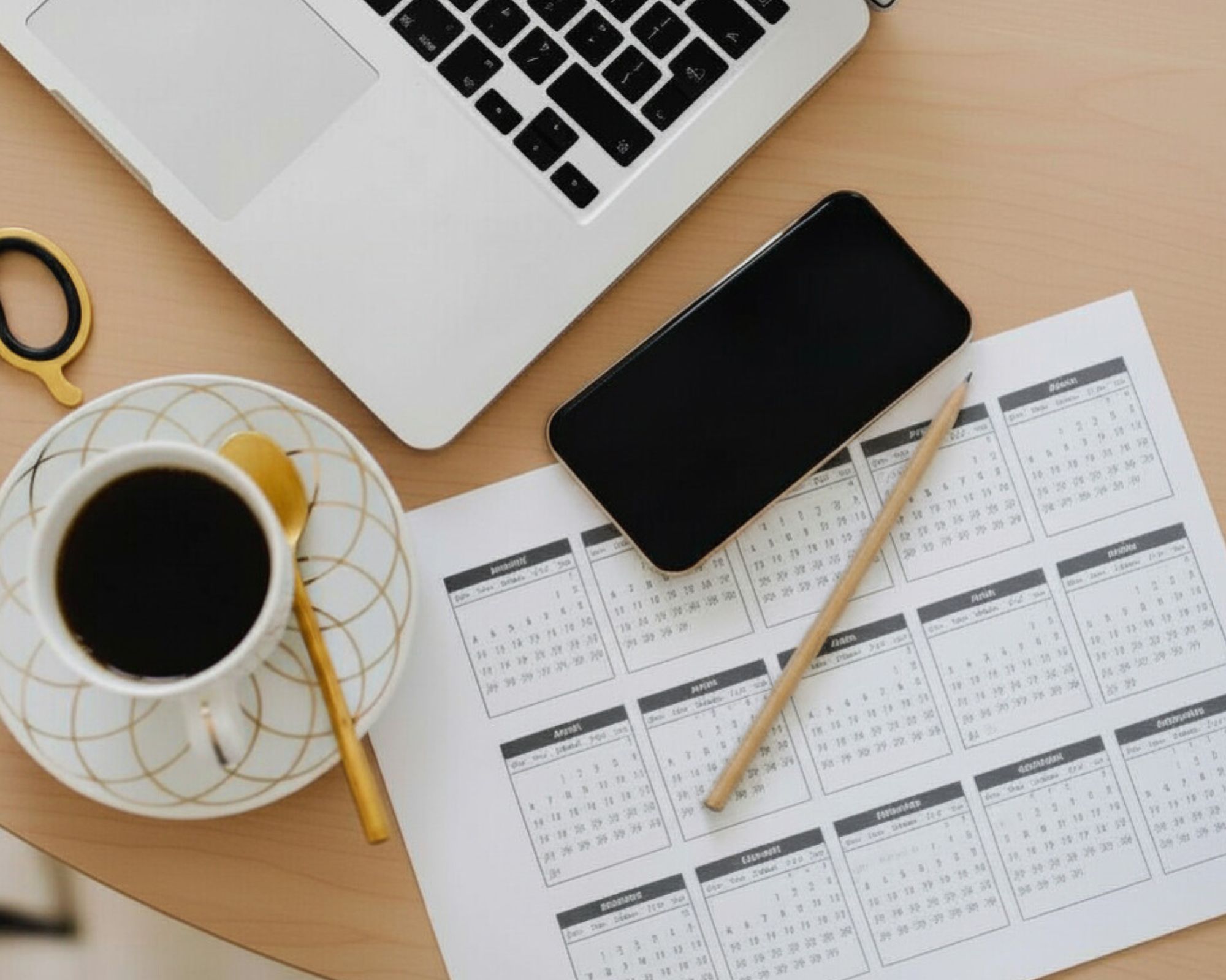 Un calendrier et un ordinateur portable pour planifier sereinement la mise à jour de votre DUERP en entreprise