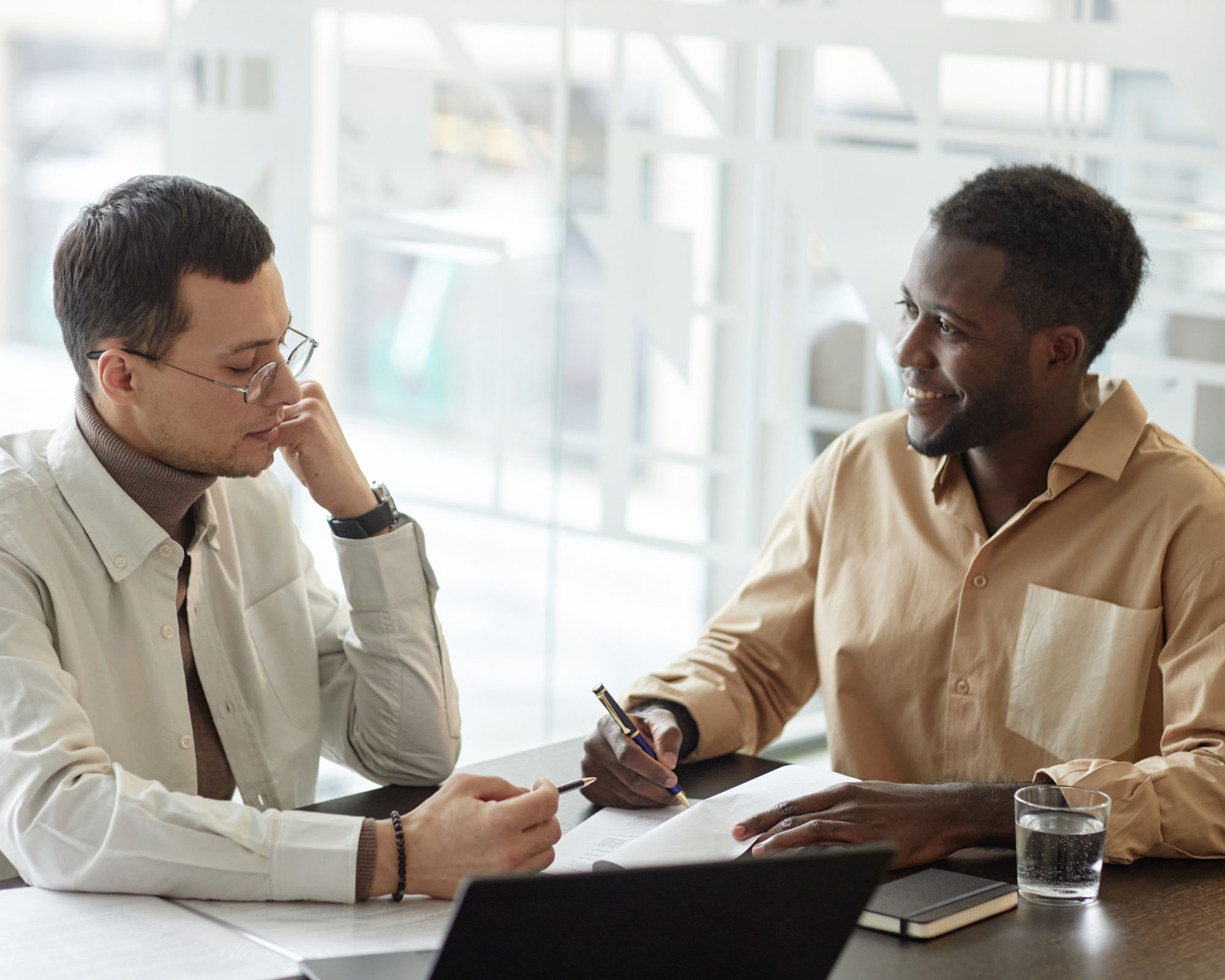 Un manager à l'écoute bienveillante de sa collaboratrice pour évaluer le DUERP et risques psychosociaux