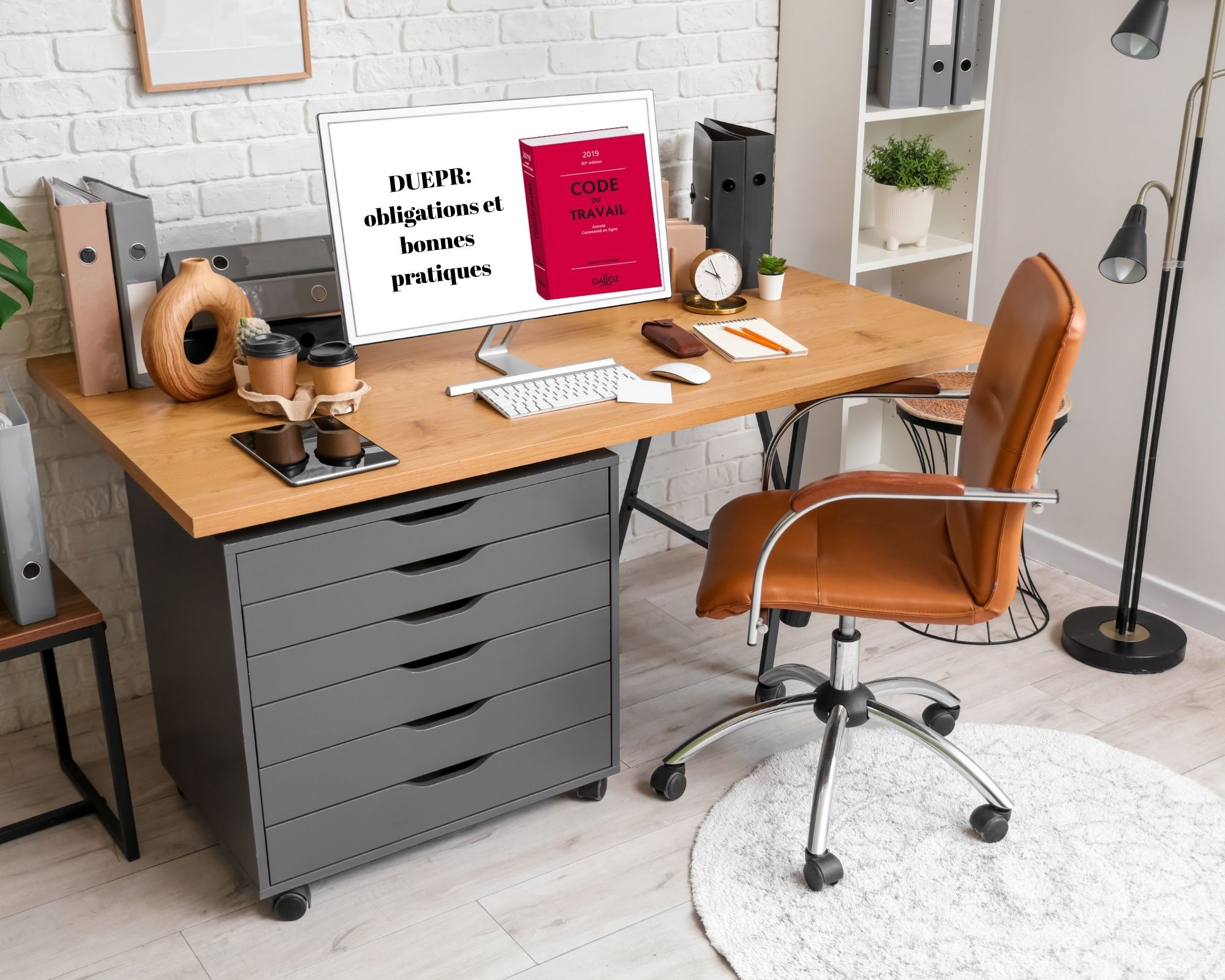 Un dossier de sécurité avec le code di travail et un équipement d'un bureau pour comprendre les obligations du DUERP.